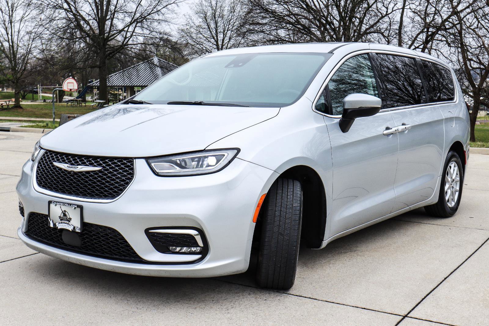 Used 2023 Chrysler Pacifica Touring-L FWD image 3