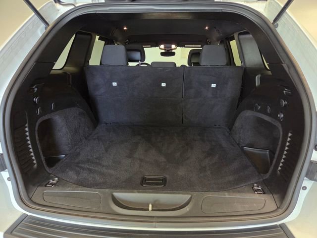 Used 2020 Jeep Grand Cherokee Laredo w/ 18" Wheel & 8.4" Radio Group image 14