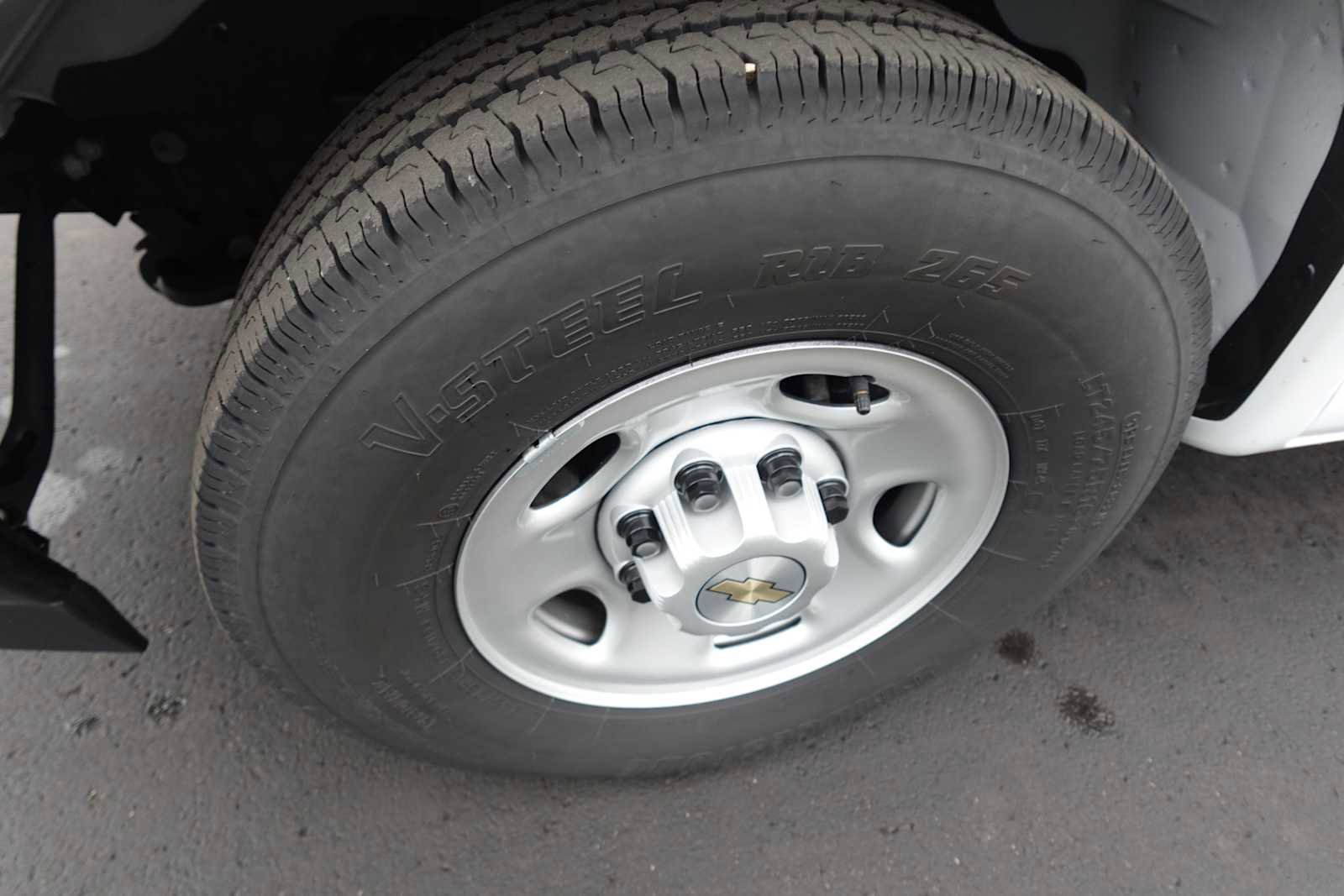 Used 2025 Chevrolet Express 3500 w/ Driver Convenience Package image 31