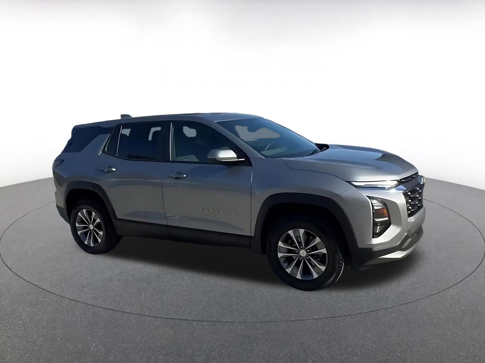 Used 2025 Chevrolet Equinox LT image 2