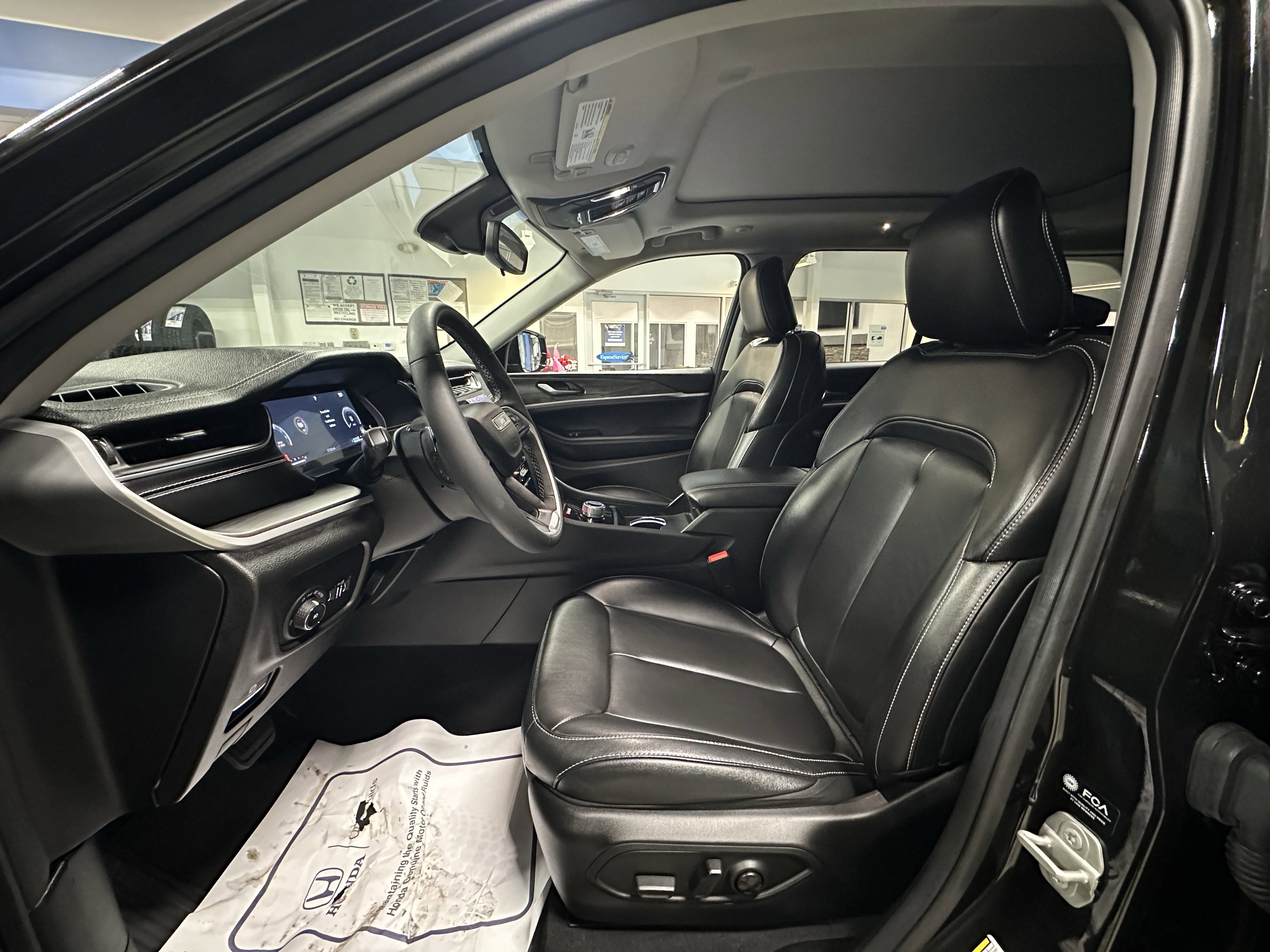 Used 2023 Jeep Grand Cherokee Limited image 9