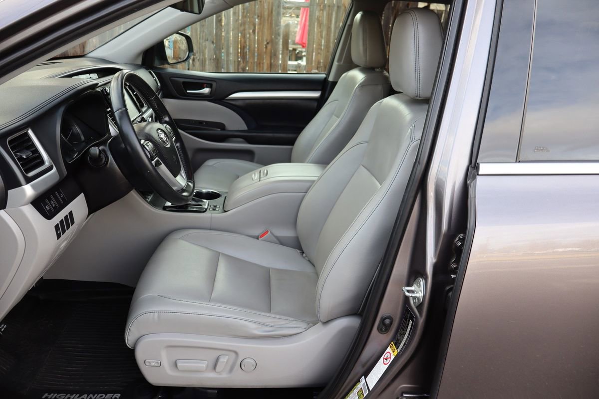 Used 2019 Toyota Highlander XLE AWD/4WD image 18