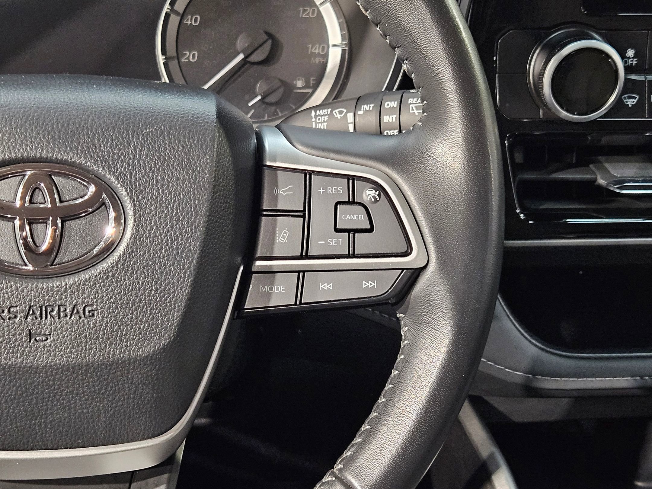 Certified 2025 Toyota Highlander LE FWD image 28