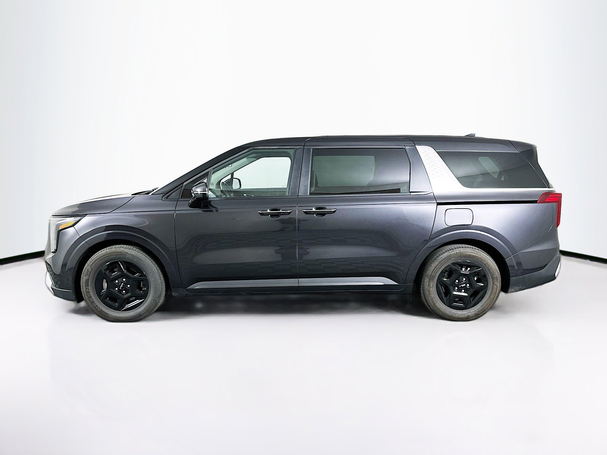 Used 2026 Kia Carnival FWD image 4