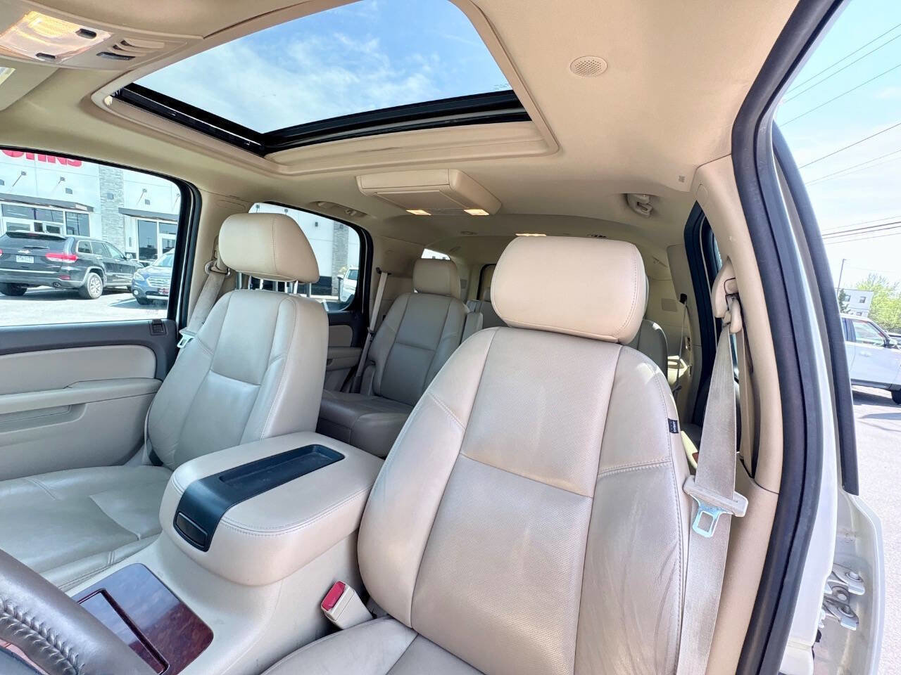 Used 2011 Chevrolet Tahoe LTZ AWD/4WD image 12