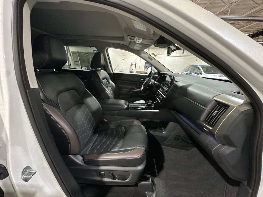Used 2024 Nissan Pathfinder Platinum image 27