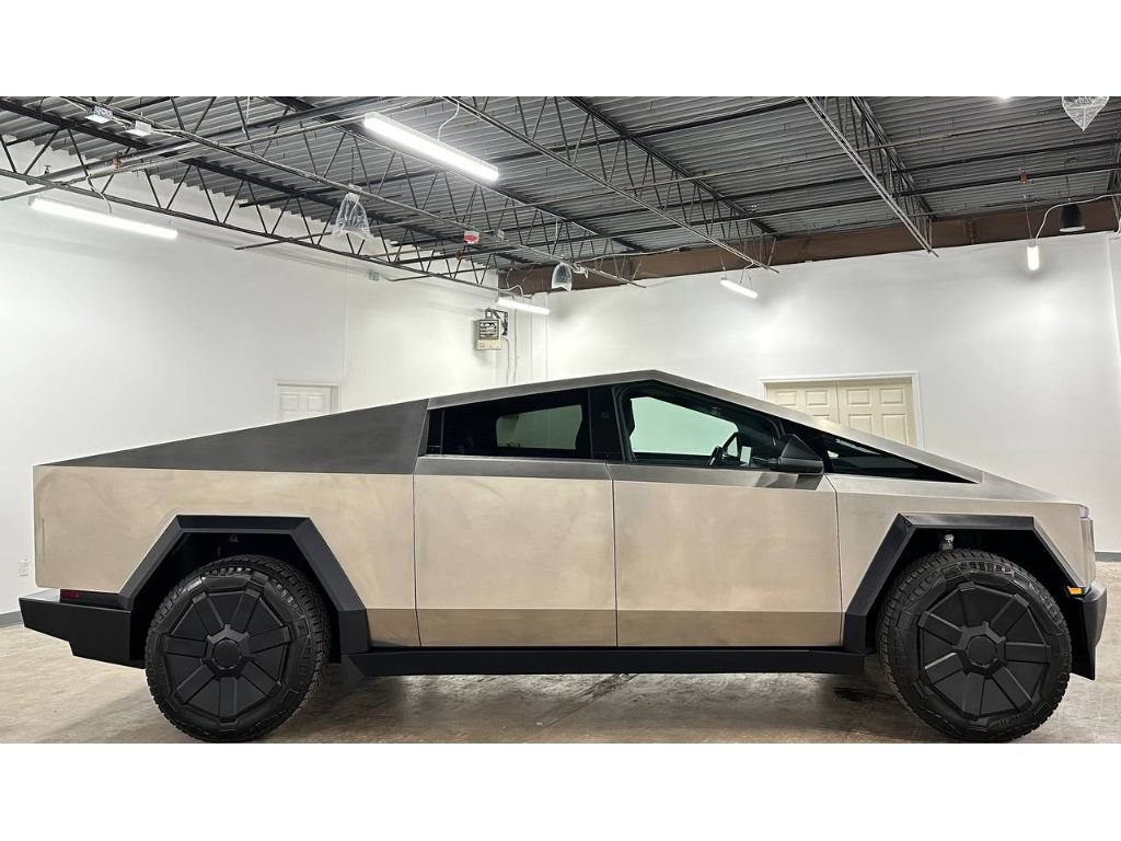 Used 2024 Tesla Cybertruck AWD Crew Cab image 9