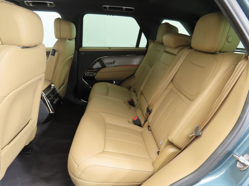 Used 2025 Land Rover Range Rover Sport SE image 18