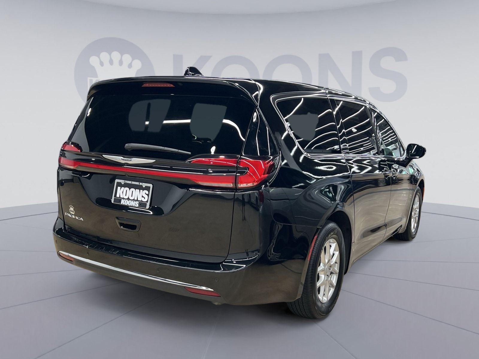 Used 2025 Chrysler Pacifica Select FWD image 5