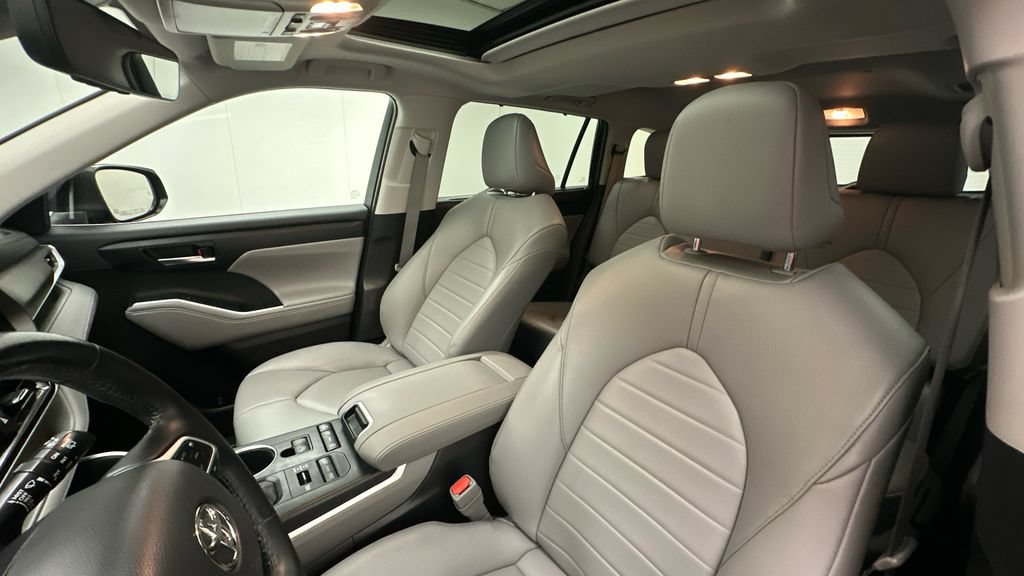 Used 2022 Toyota Highlander XLE AWD/4WD image 9