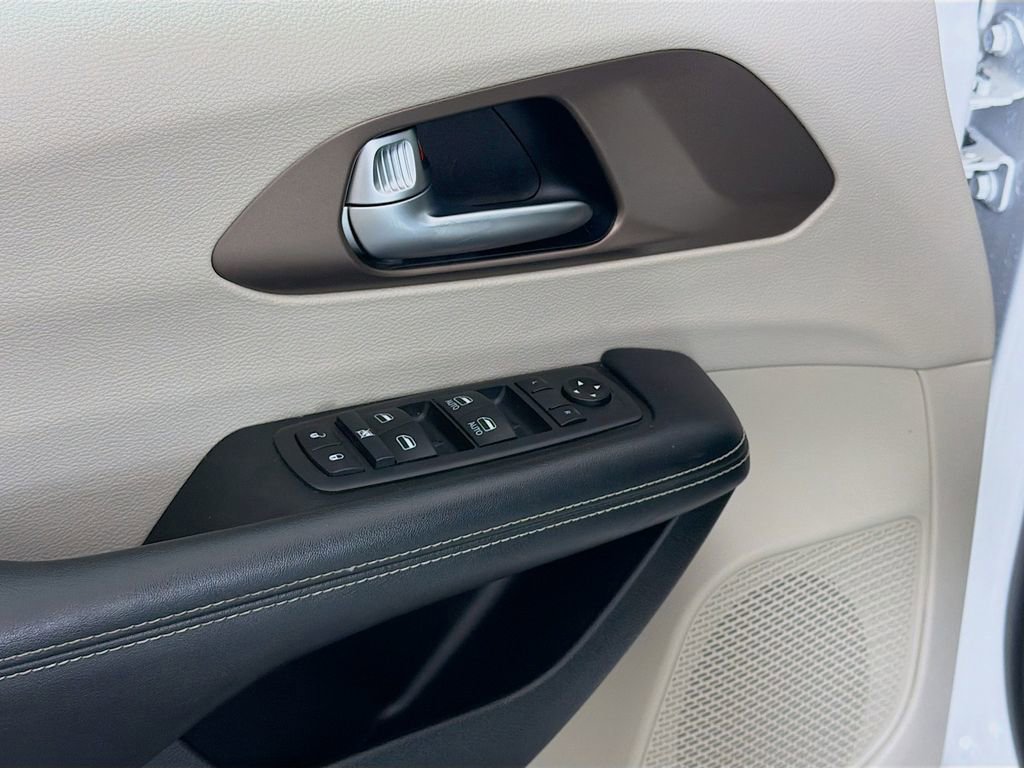 Used 2021 Chrysler Voyager LX image 20