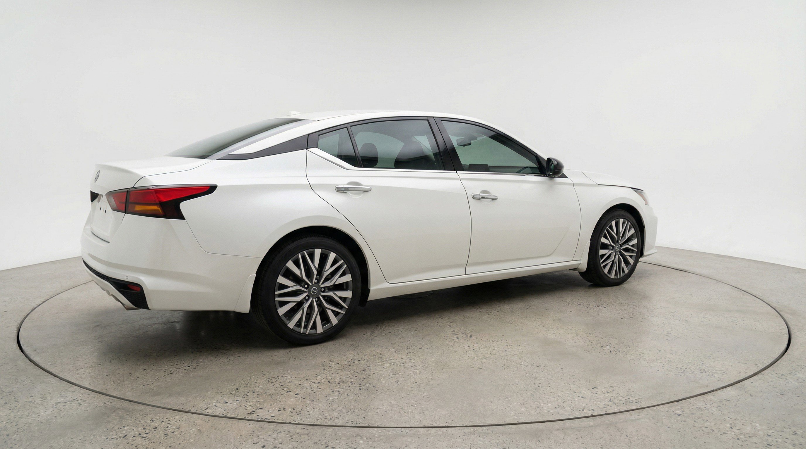 Used 2025 Nissan Altima 2.5 SV image 9