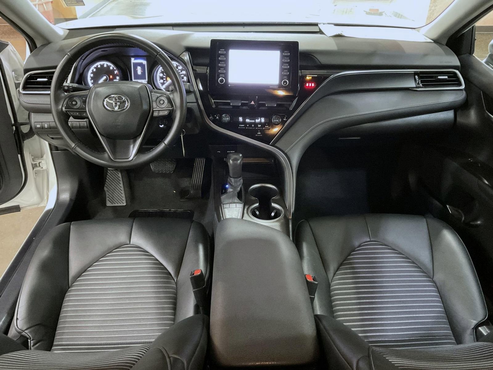 Used 2024 Toyota Camry SE image 12