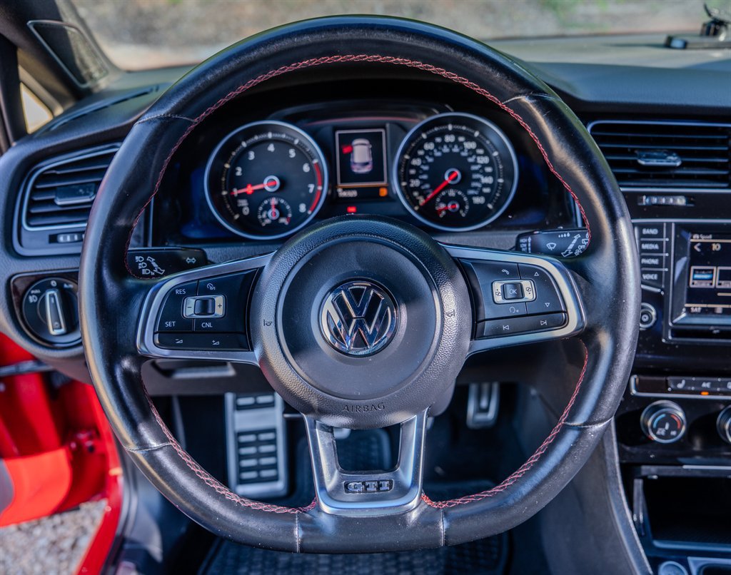 Used 2015 Volkswagen GTI SE FWD image 15