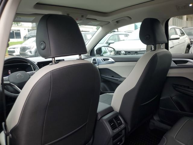 Used 2025 Volkswagen Taos SE w/ Panoramic Sunroof Package FWD image 10