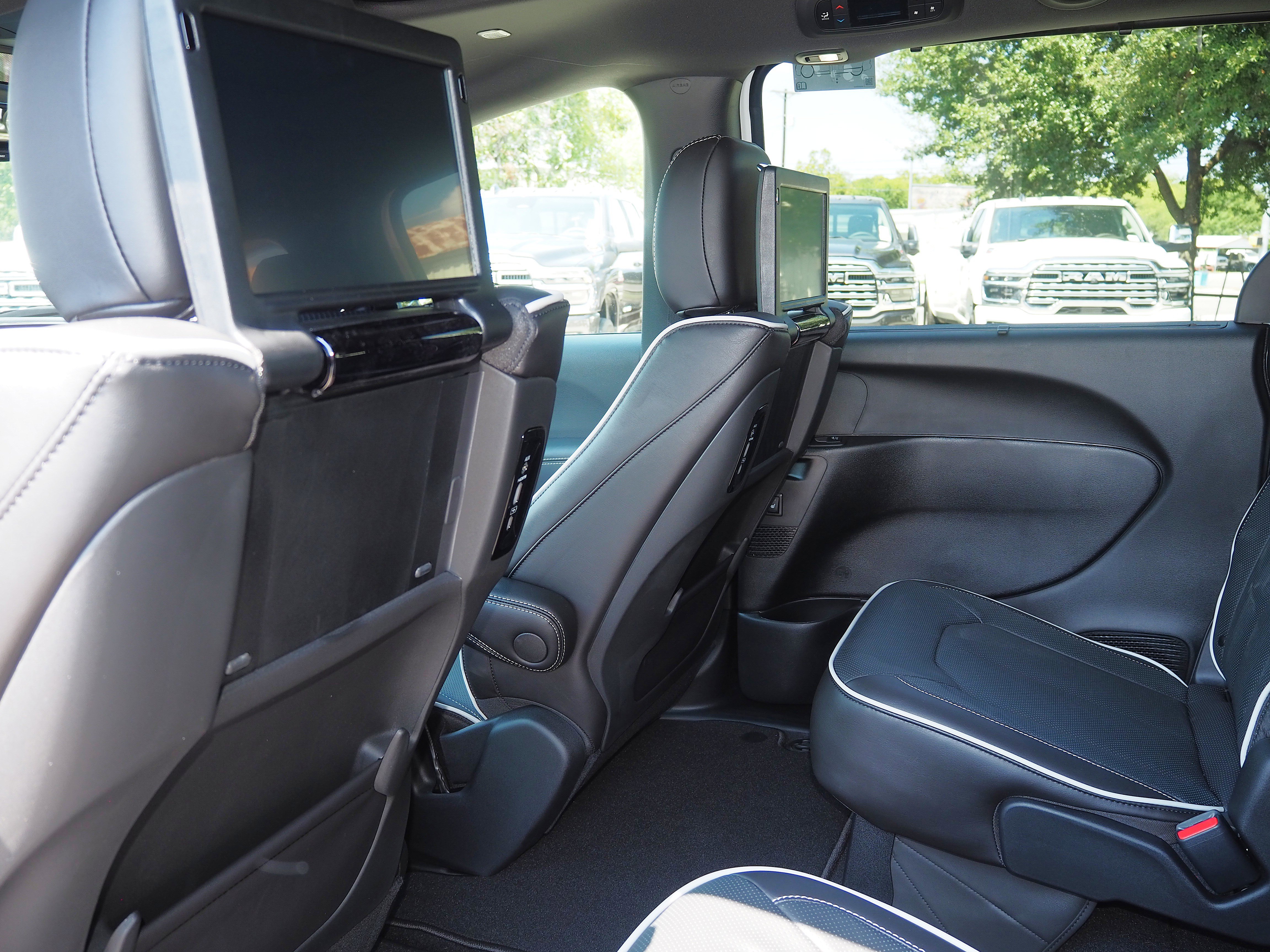 New 2026 Chrysler Pacifica Limited w/ Uconnect Theater Family Group FWD image 16