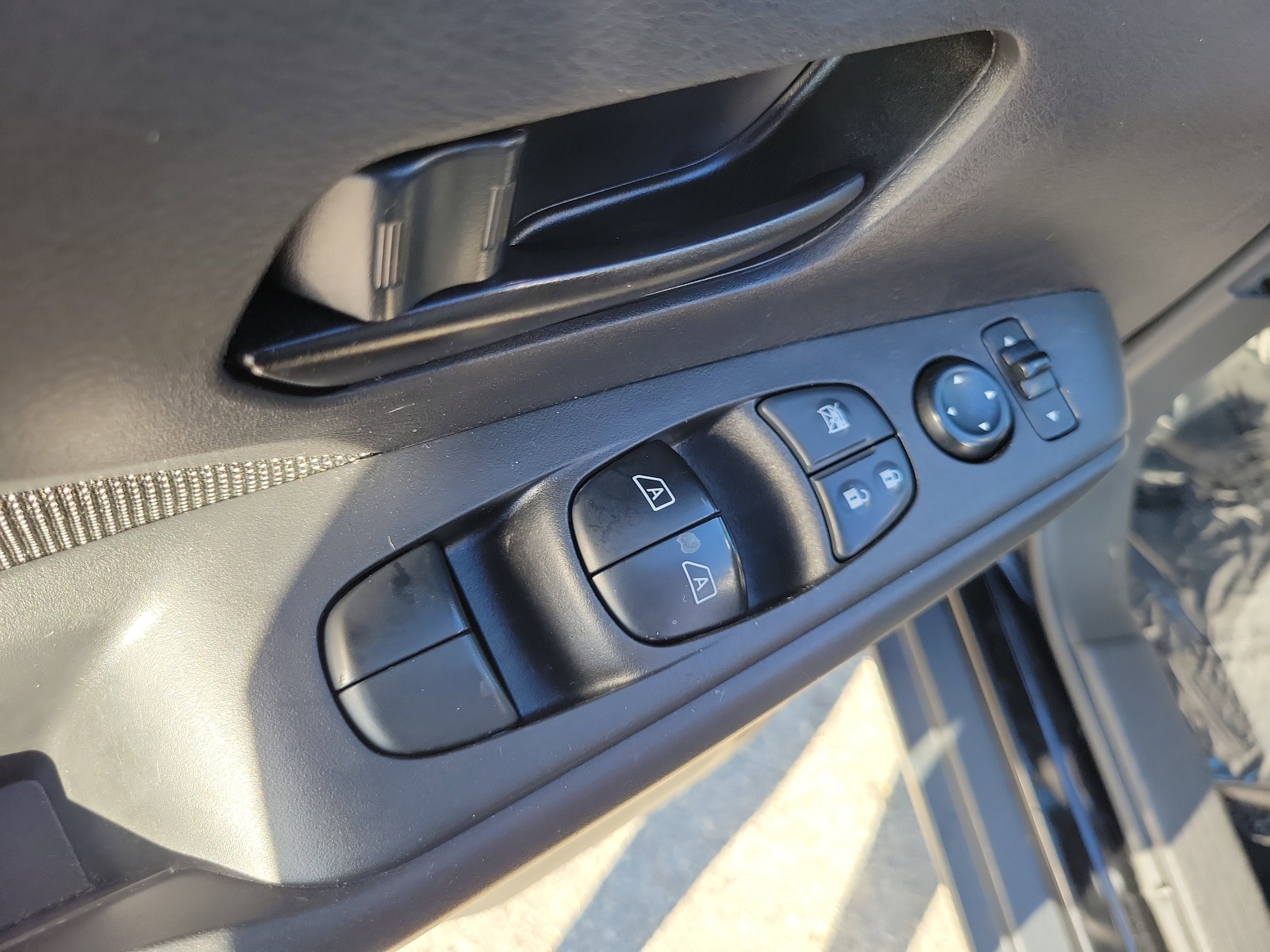 Used 2020 Nissan Kicks S image 23