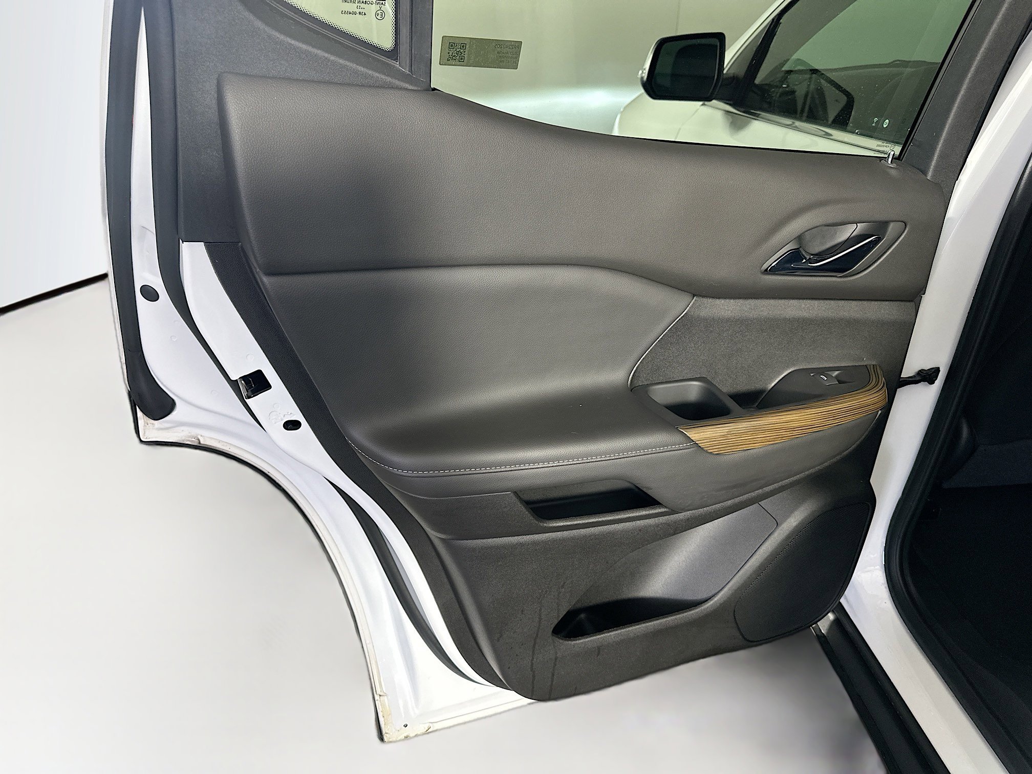 Used 2023 GMC Acadia SLE w/ Driver Convenience Package image 27