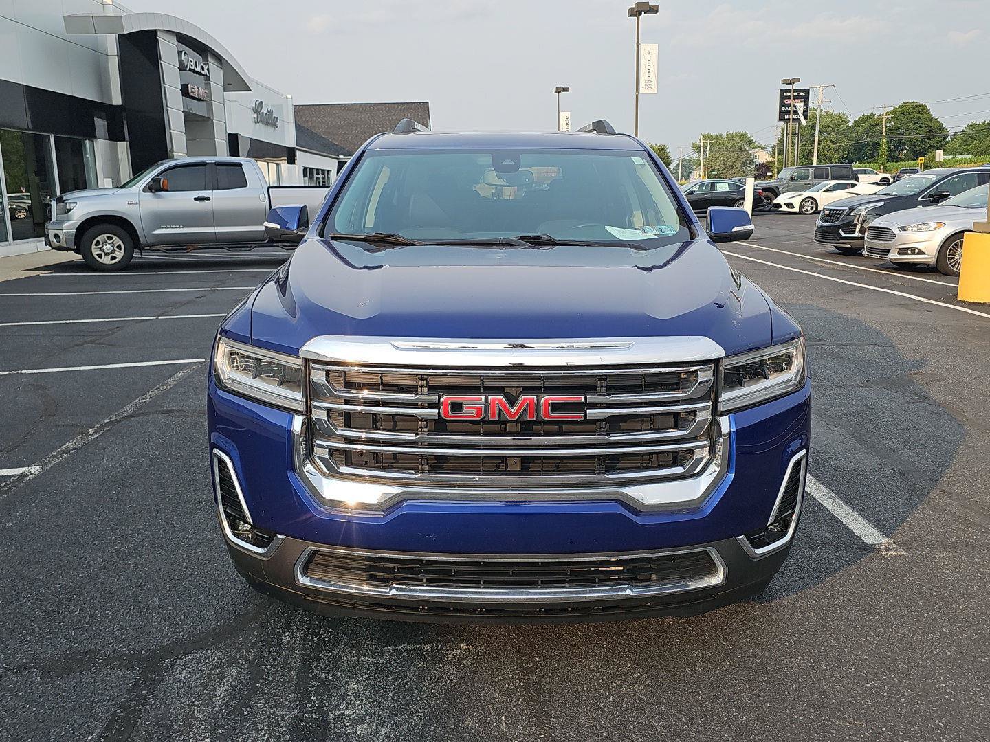 Used 2023 GMC Acadia SLT w/ Preferred Package AWD/4WD image 2
