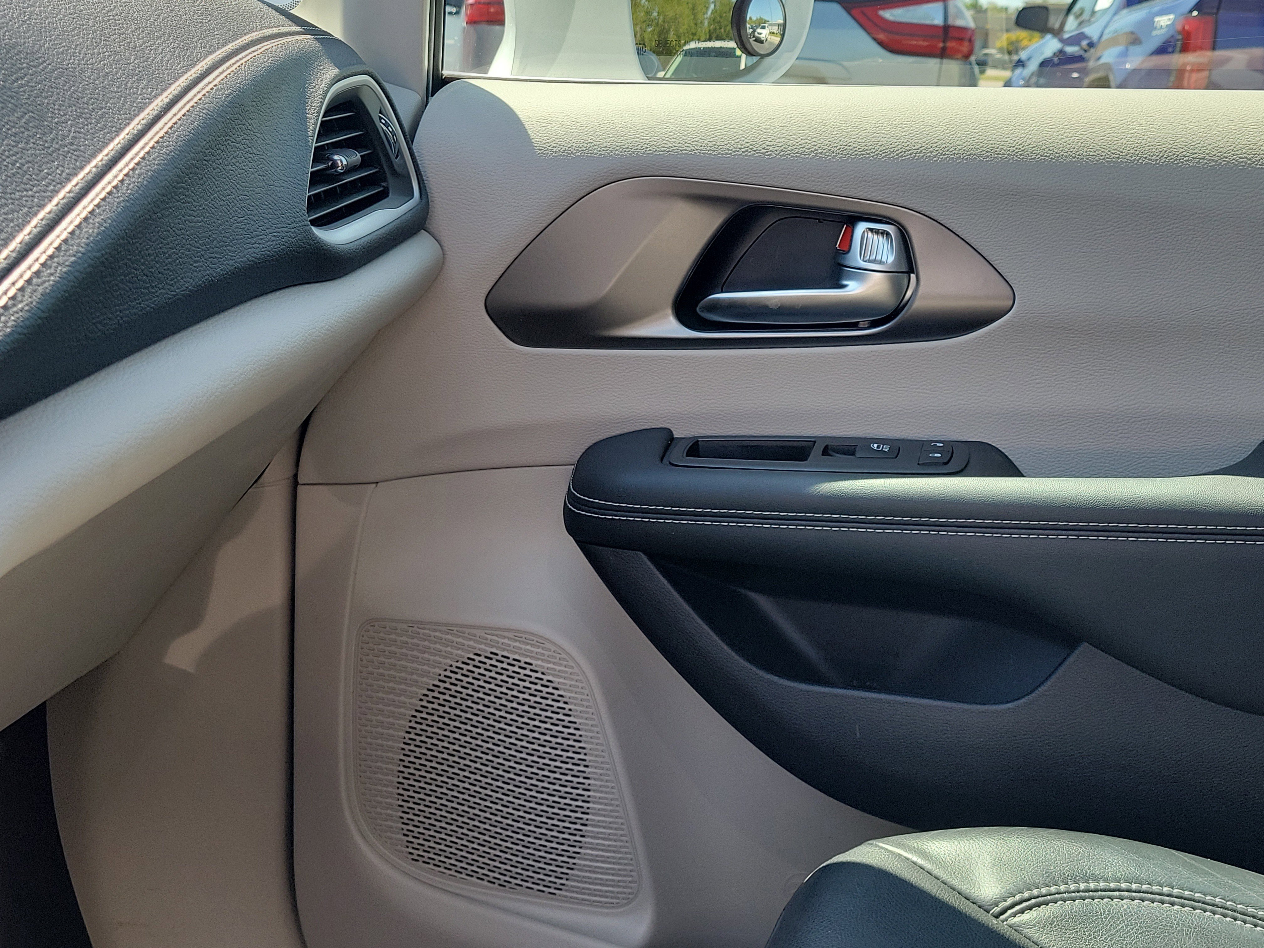 Used 2022 Chrysler Pacifica Touring-L w/ Uconnect Theater Family Group image 28