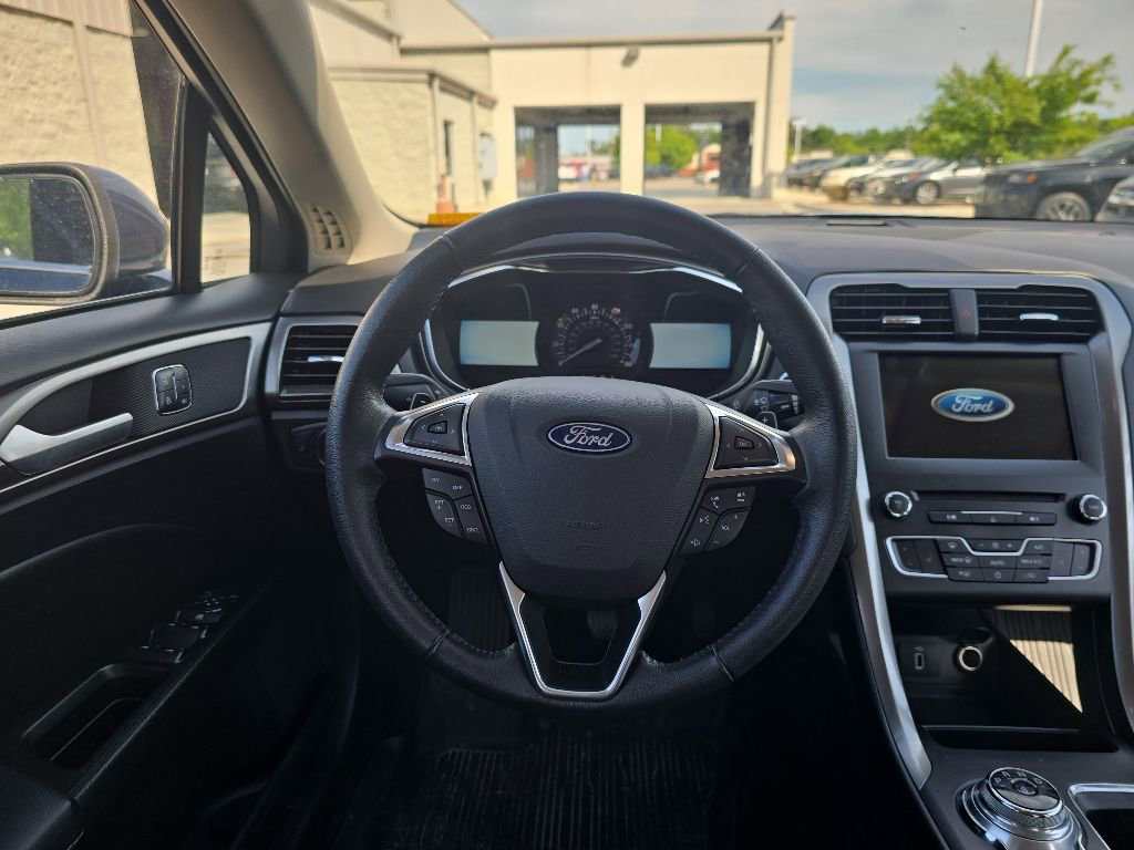 Used 2018 Ford Fusion SE w/ Fusion SE Technology Package FWD image 13