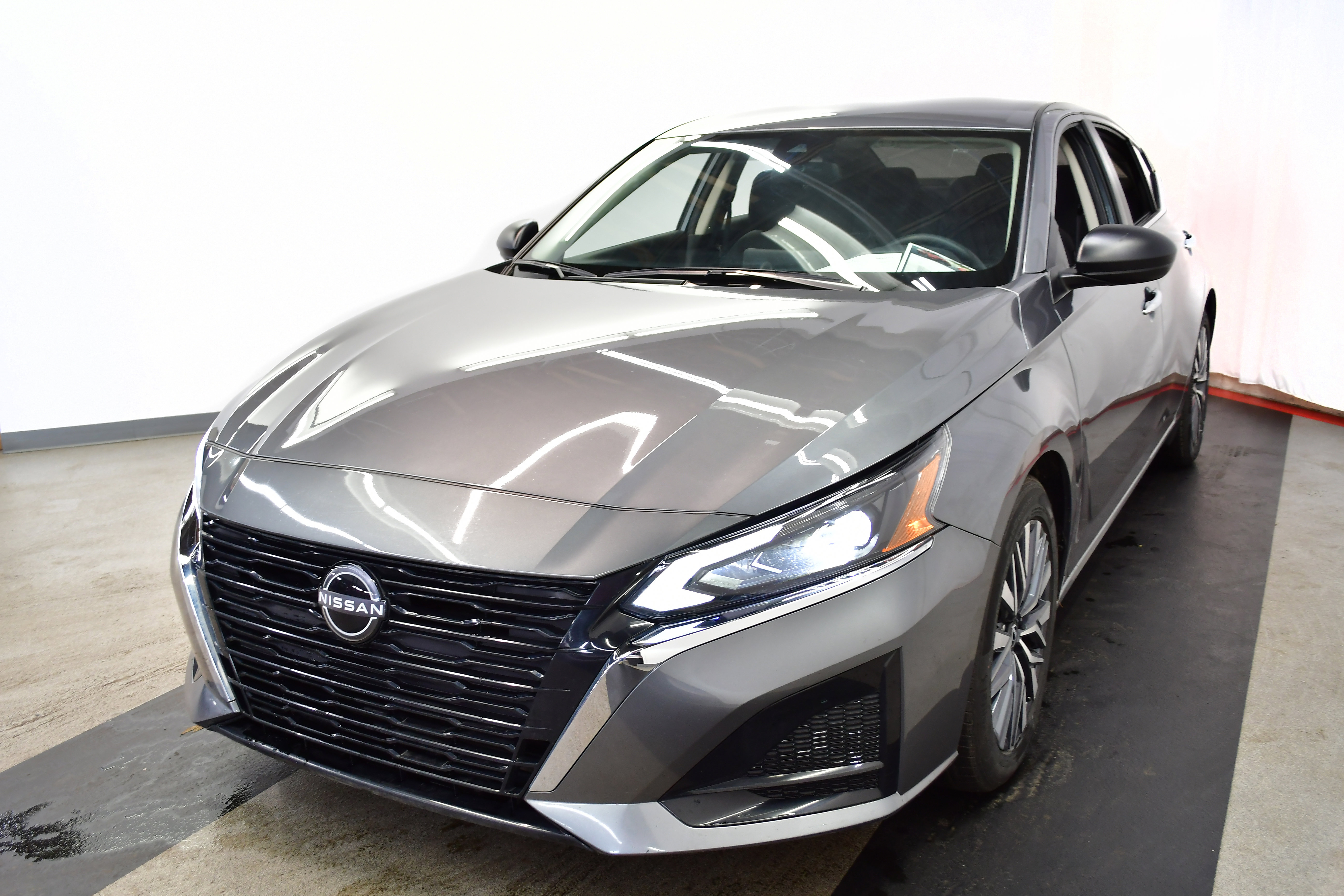 Used 2025 Nissan Altima 2.5 SV image 4
