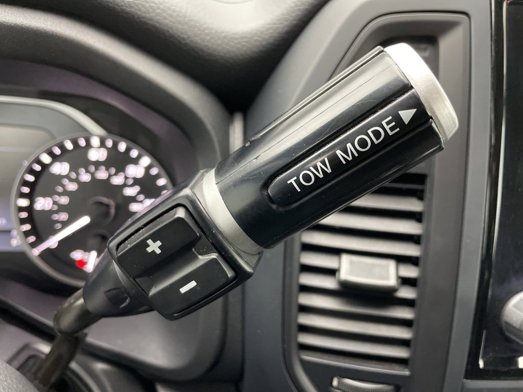 Used 2024 Nissan Titan SV image 28