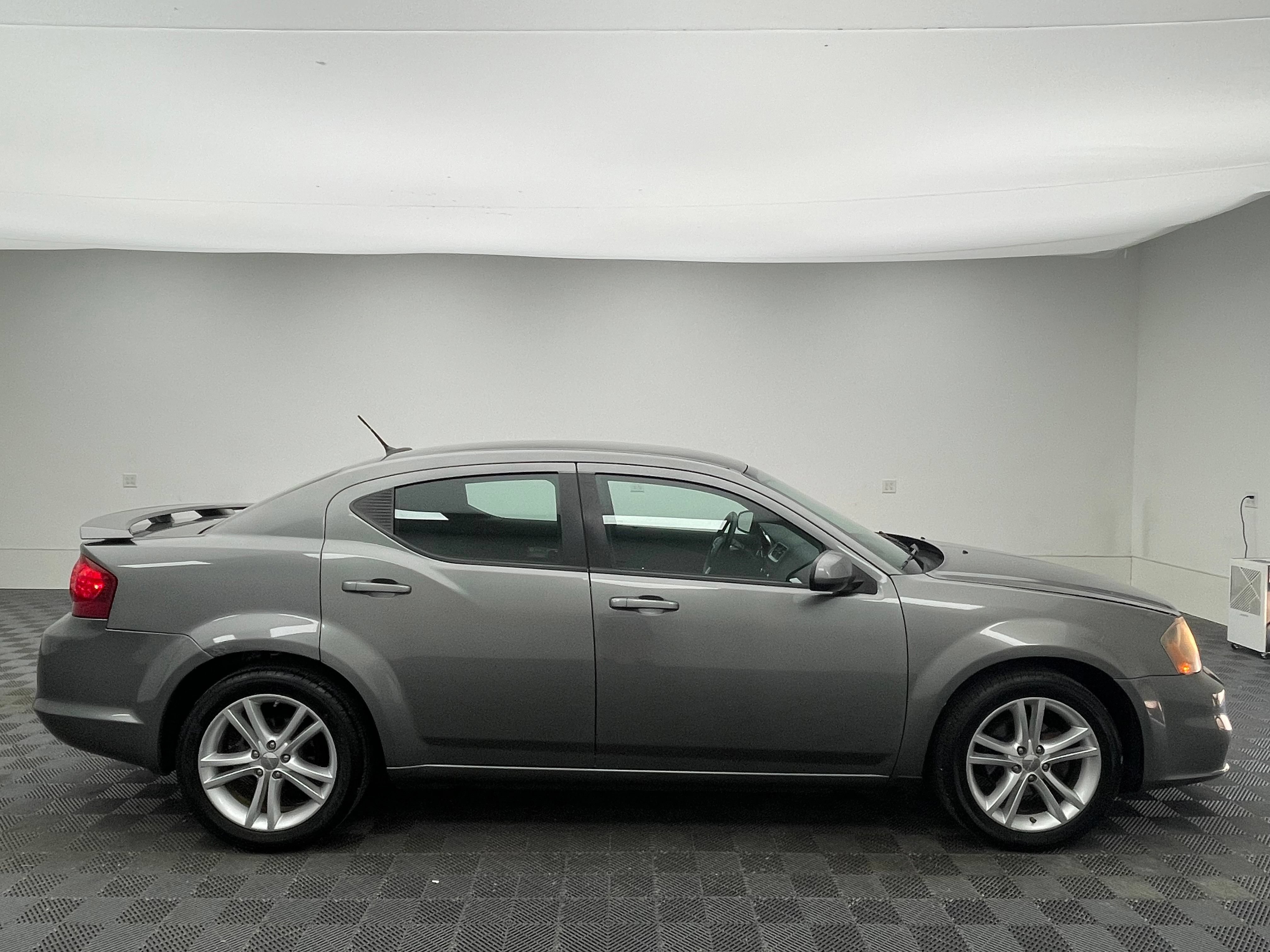 Used 2013 Dodge Avenger SXT w/ Rallye Appearance Group FWD image 4