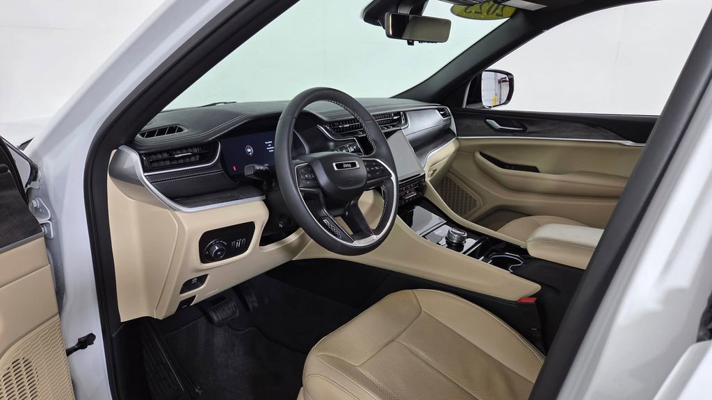 Used 2023 Jeep Grand Cherokee Limited w/ Luxury Tech Group II AWD/4WD image 15