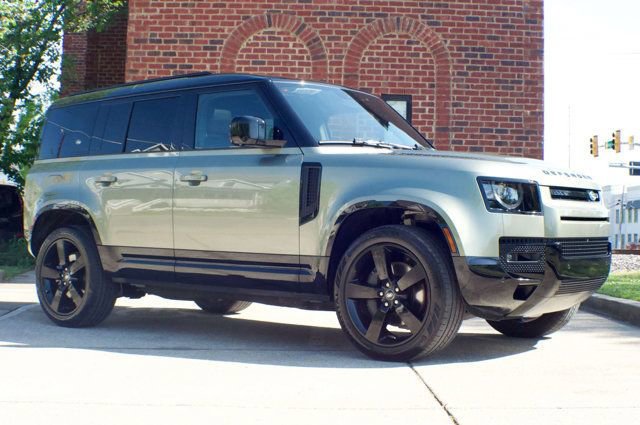Used 2024 Land Rover Defender 110 X-Dynamic SE AWD/4WD image 3
