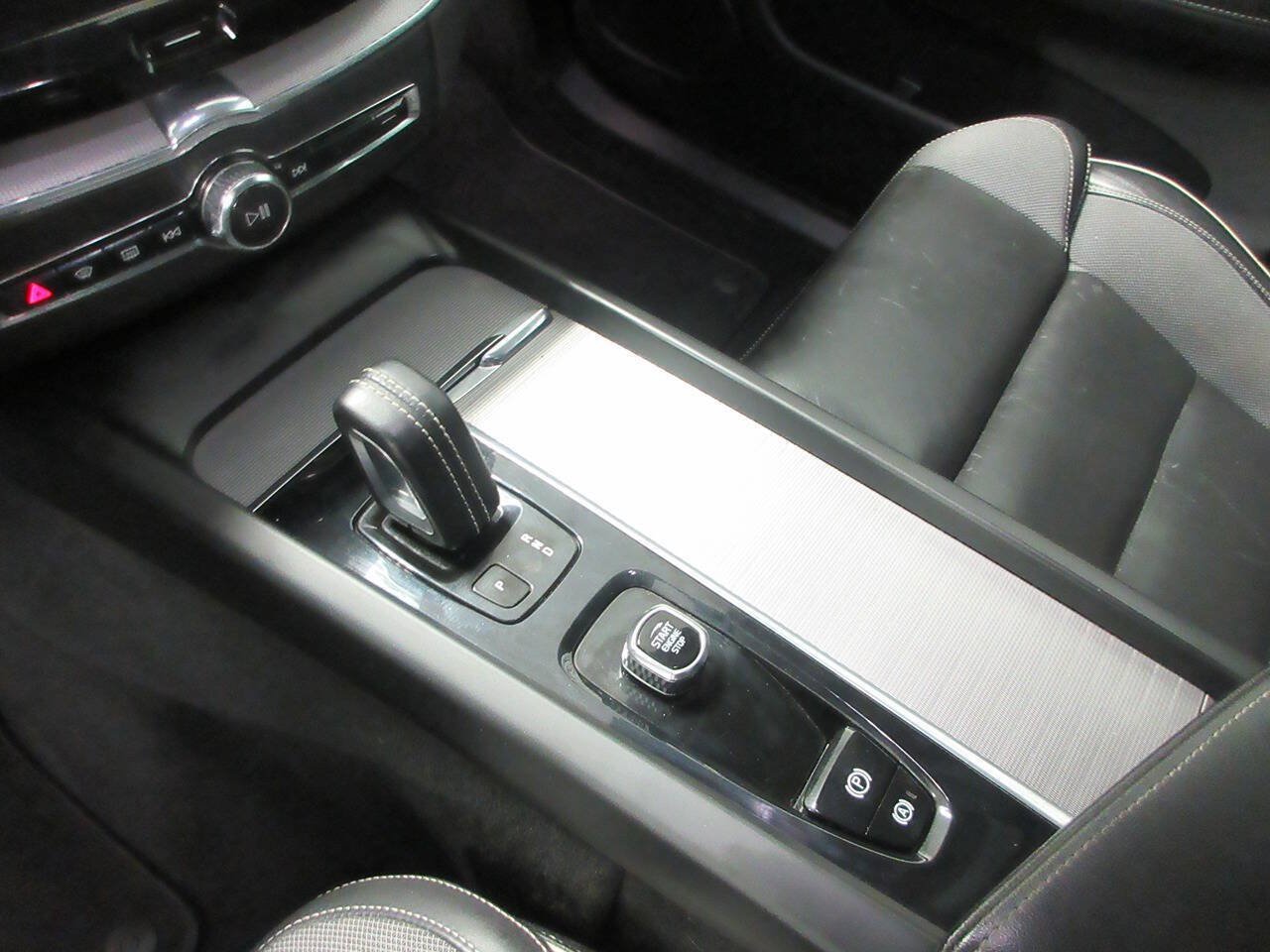 Used 2022 Volvo XC60 B5 R-Design w/ Advanced Package AWD/4WD image 26