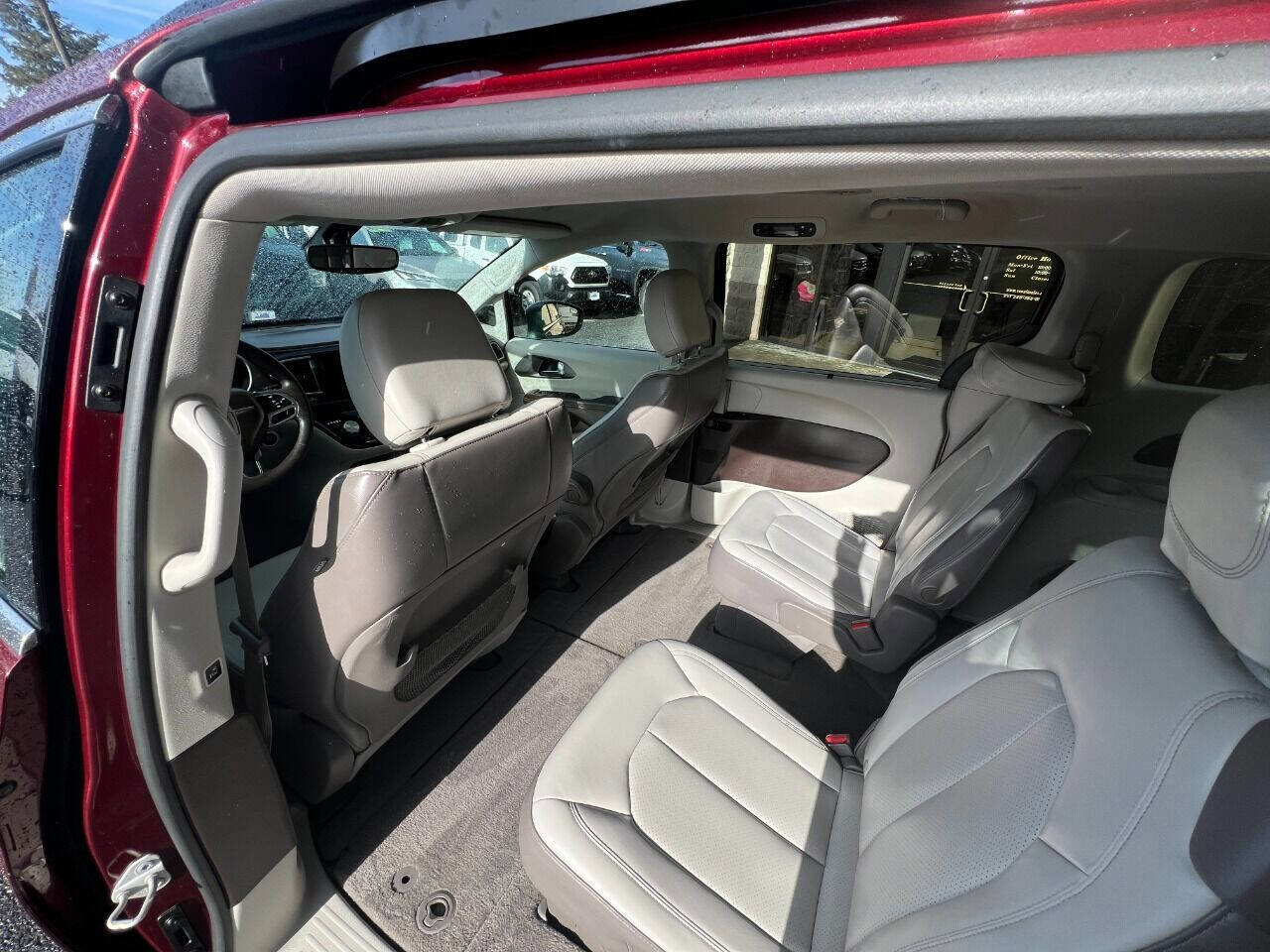 Used 2021 Chrysler Voyager Lxi image 20