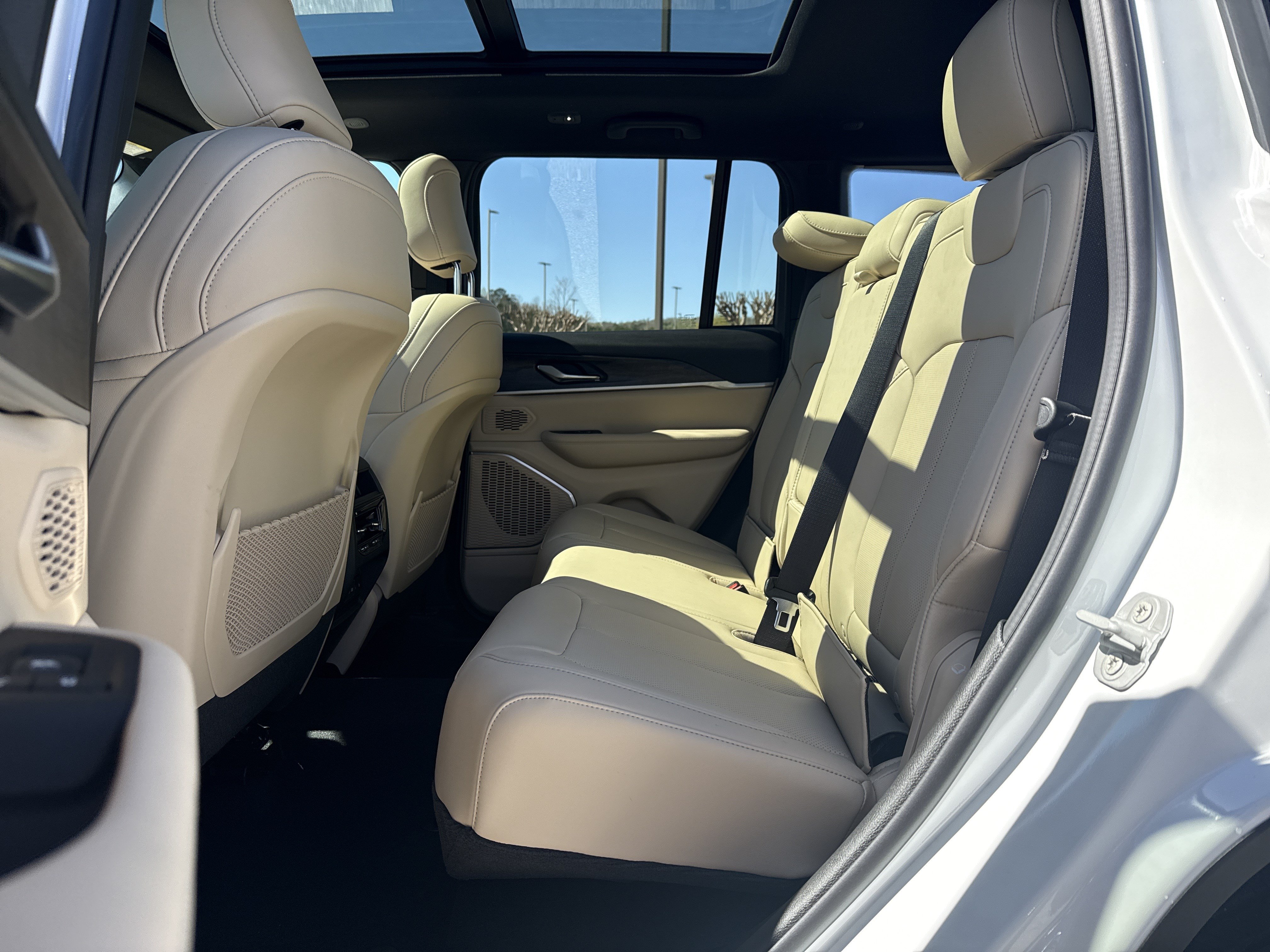 New 2026 Jeep Grand Cherokee Limited w/ Luxury Tech Group II AWD/4WD image 23