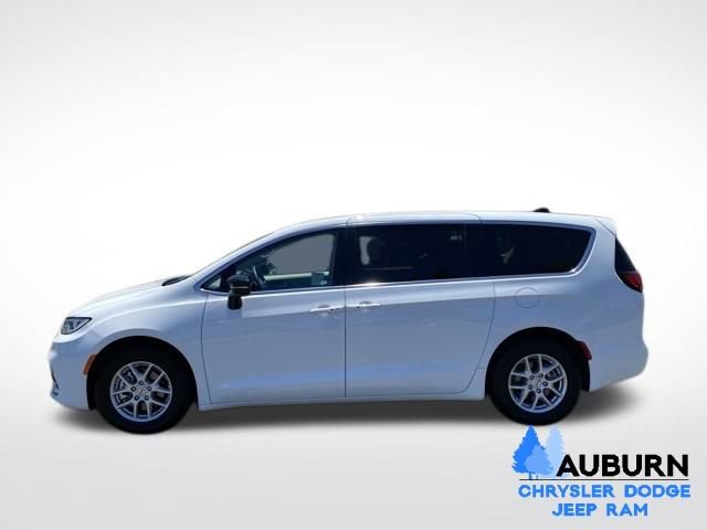Used 2024 Chrysler Pacifica Touring-L FWD image 4