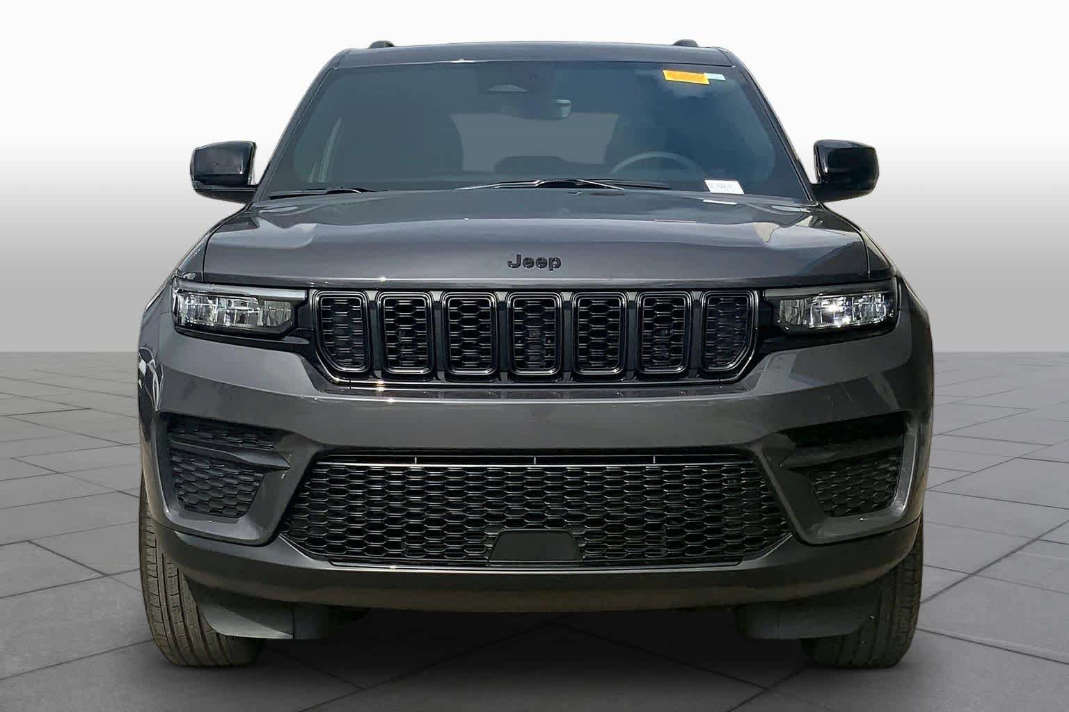 Used 2025 Jeep Grand Cherokee Altitude AWD/4WD image 7