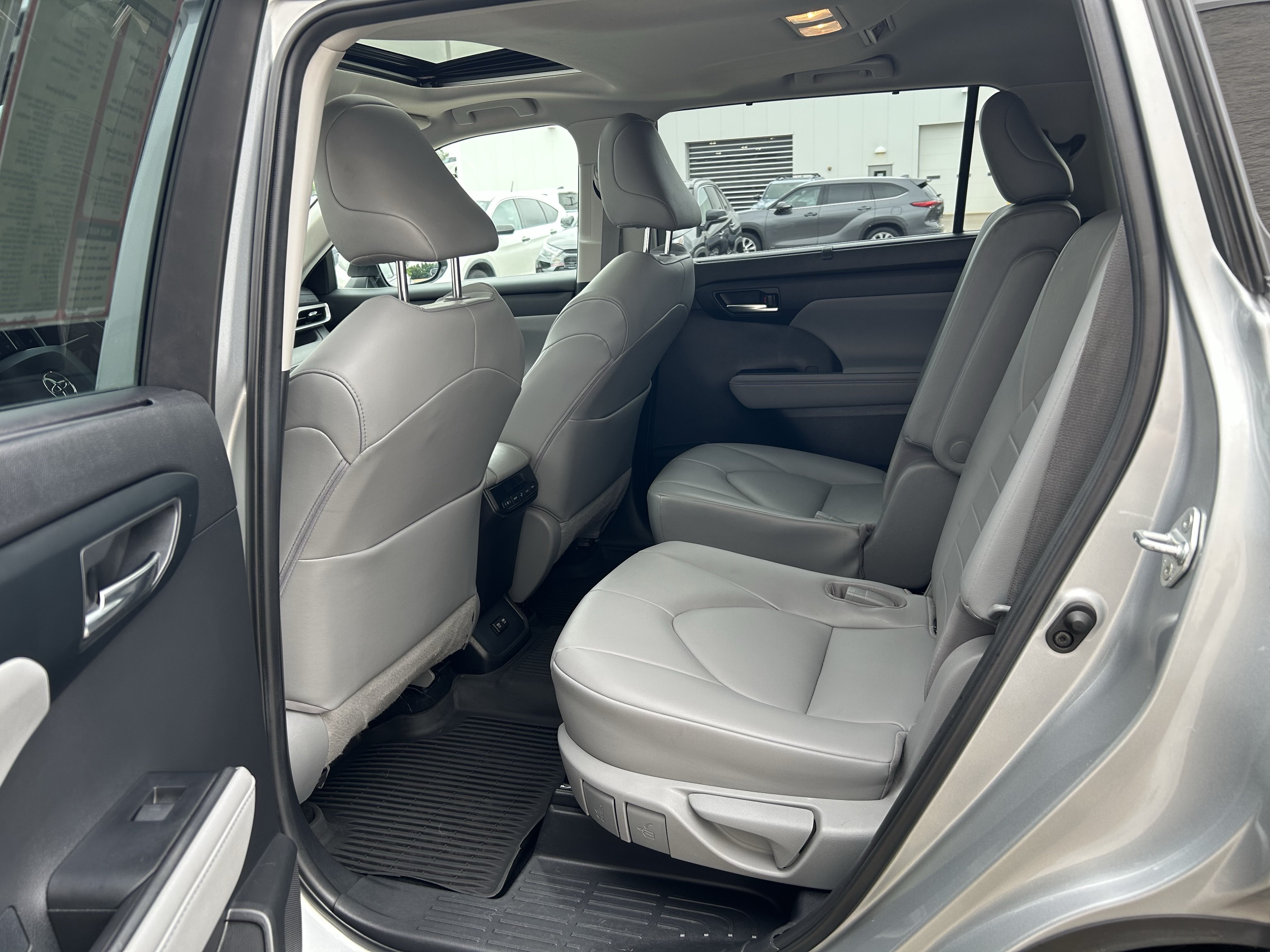 Certified 2020 Toyota Highlander XLE AWD/4WD image 17
