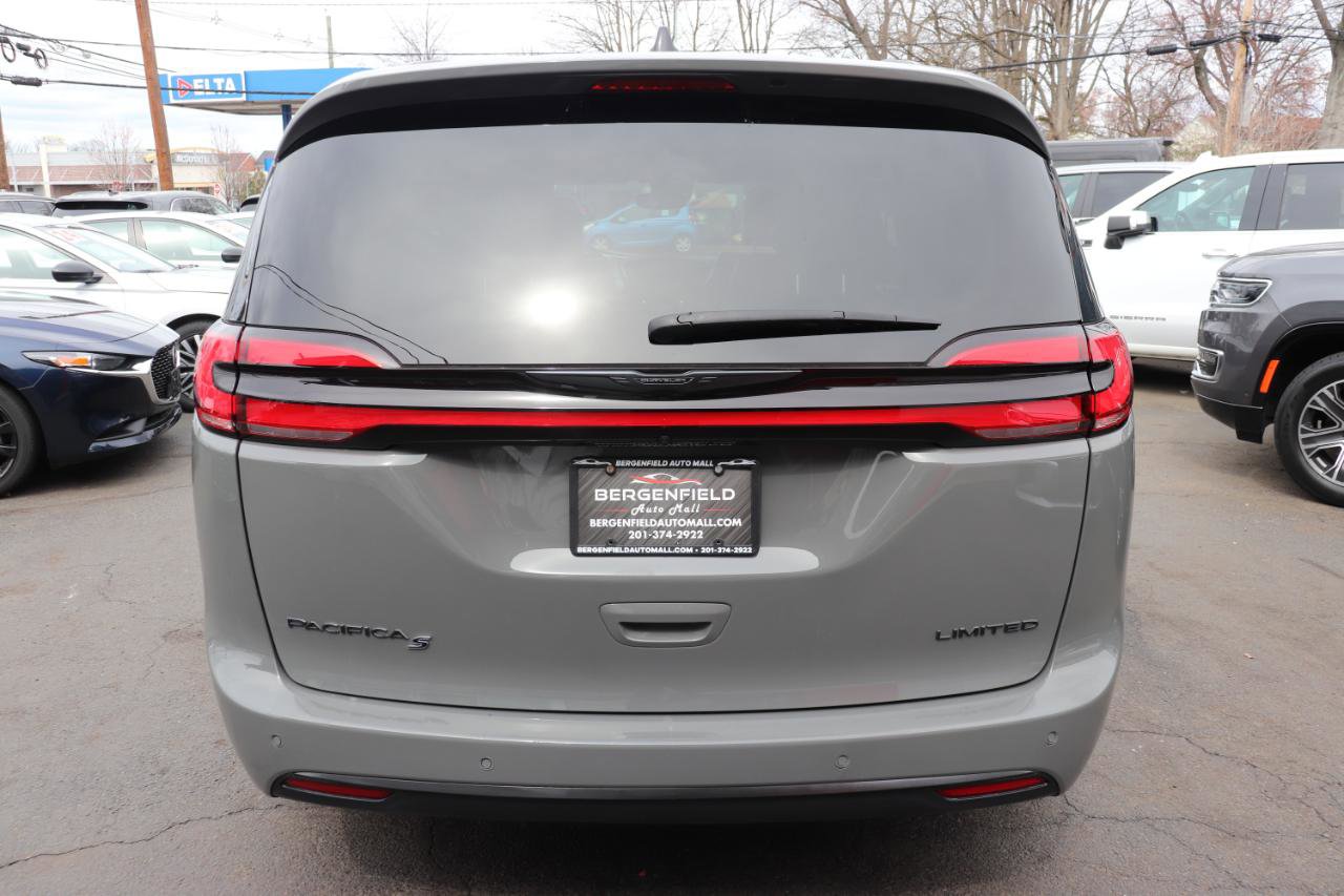 Used 2025 Chrysler Pacifica Limited image 4