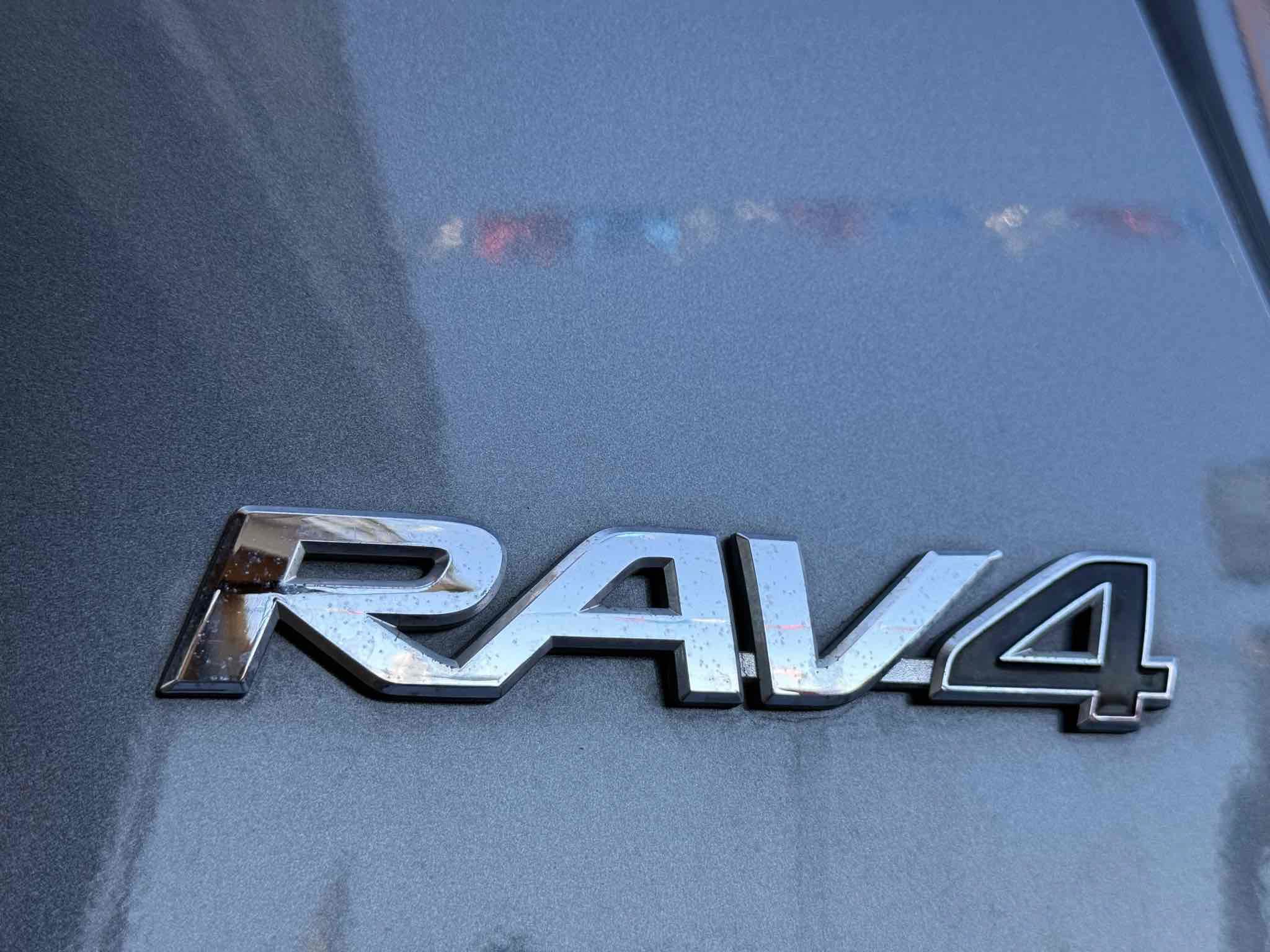 Used 2018 Toyota RAV4 SE w/ All Weather Liner Package FWD image 5