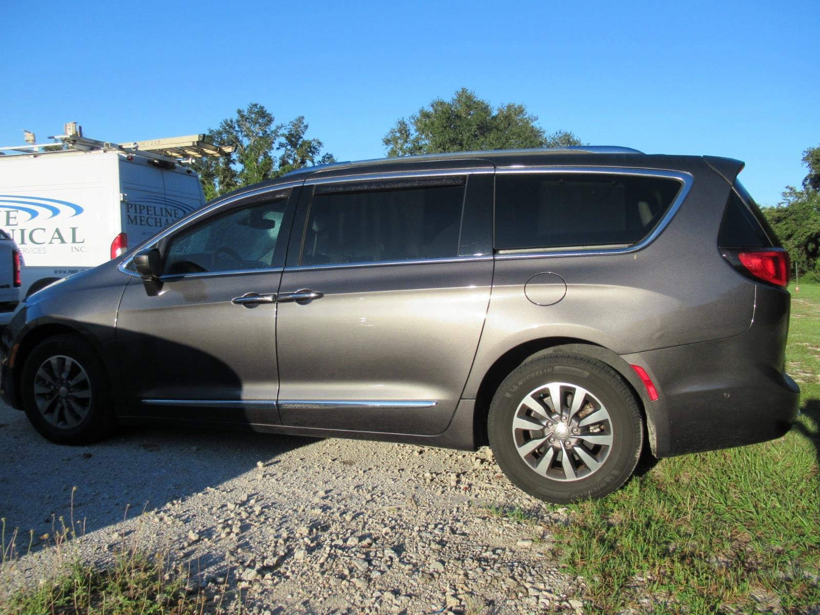 Used 2019 Chrysler Pacifica Touring-L Plus FWD image 4