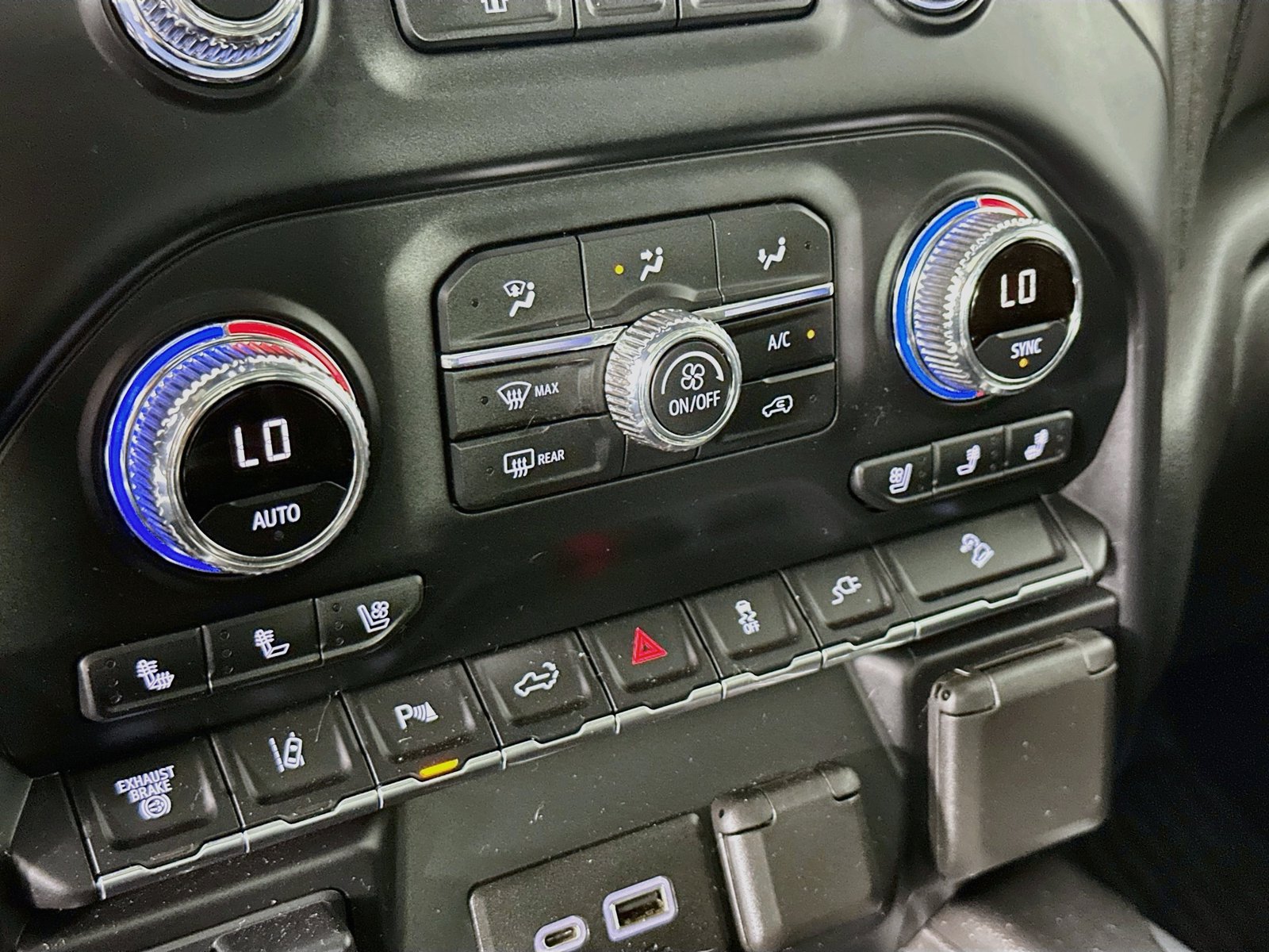 Used 2020 GMC Sierra 3500 AT4 w/ AT4 Premium Package AWD/4WD image 17