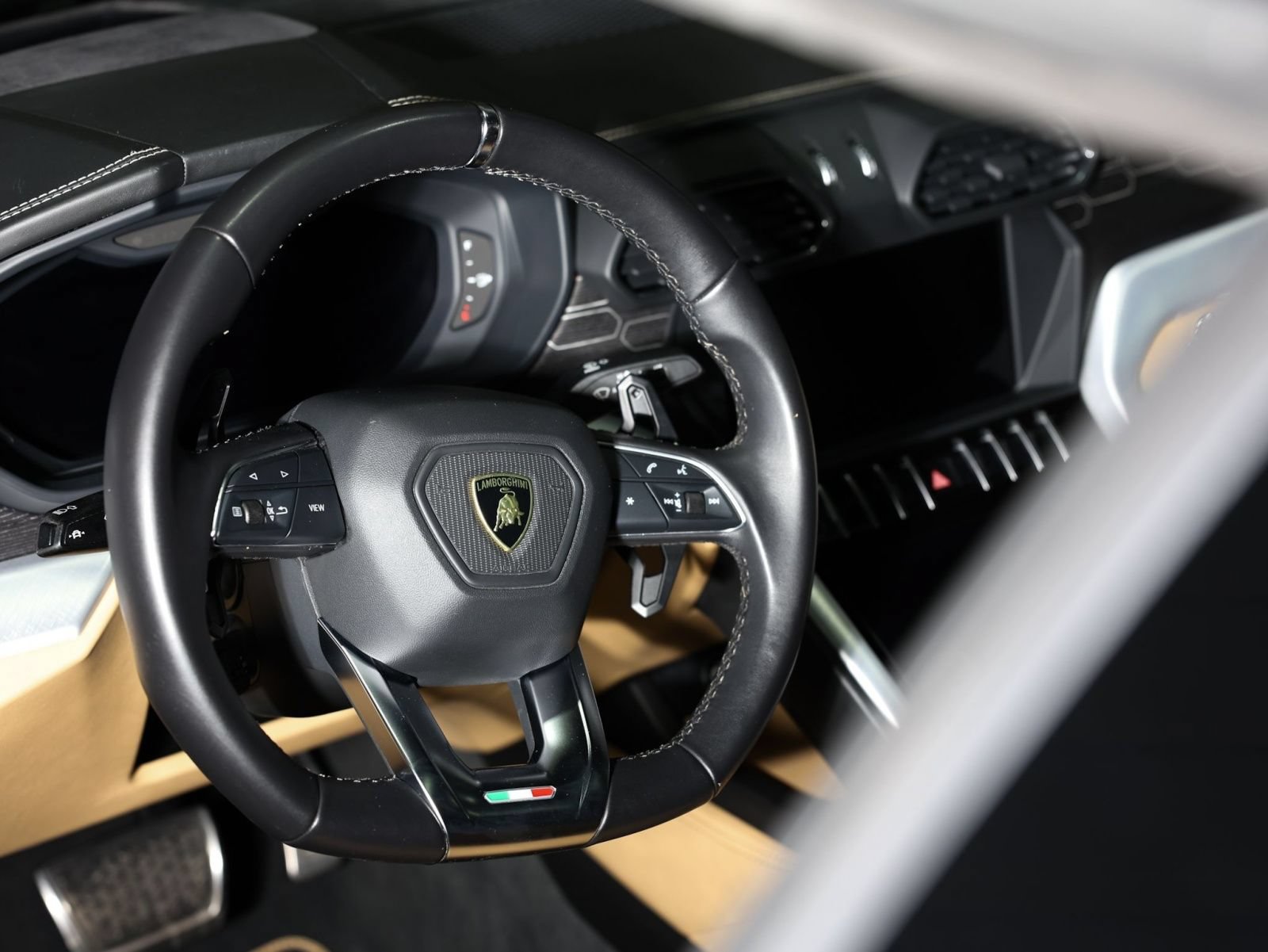 Used 2019 Lamborghini Urus AWD/4WD image 36