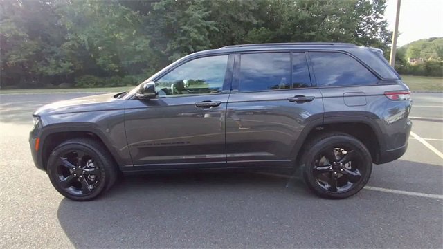 Used 2024 Jeep Grand Cherokee Altitude image 5