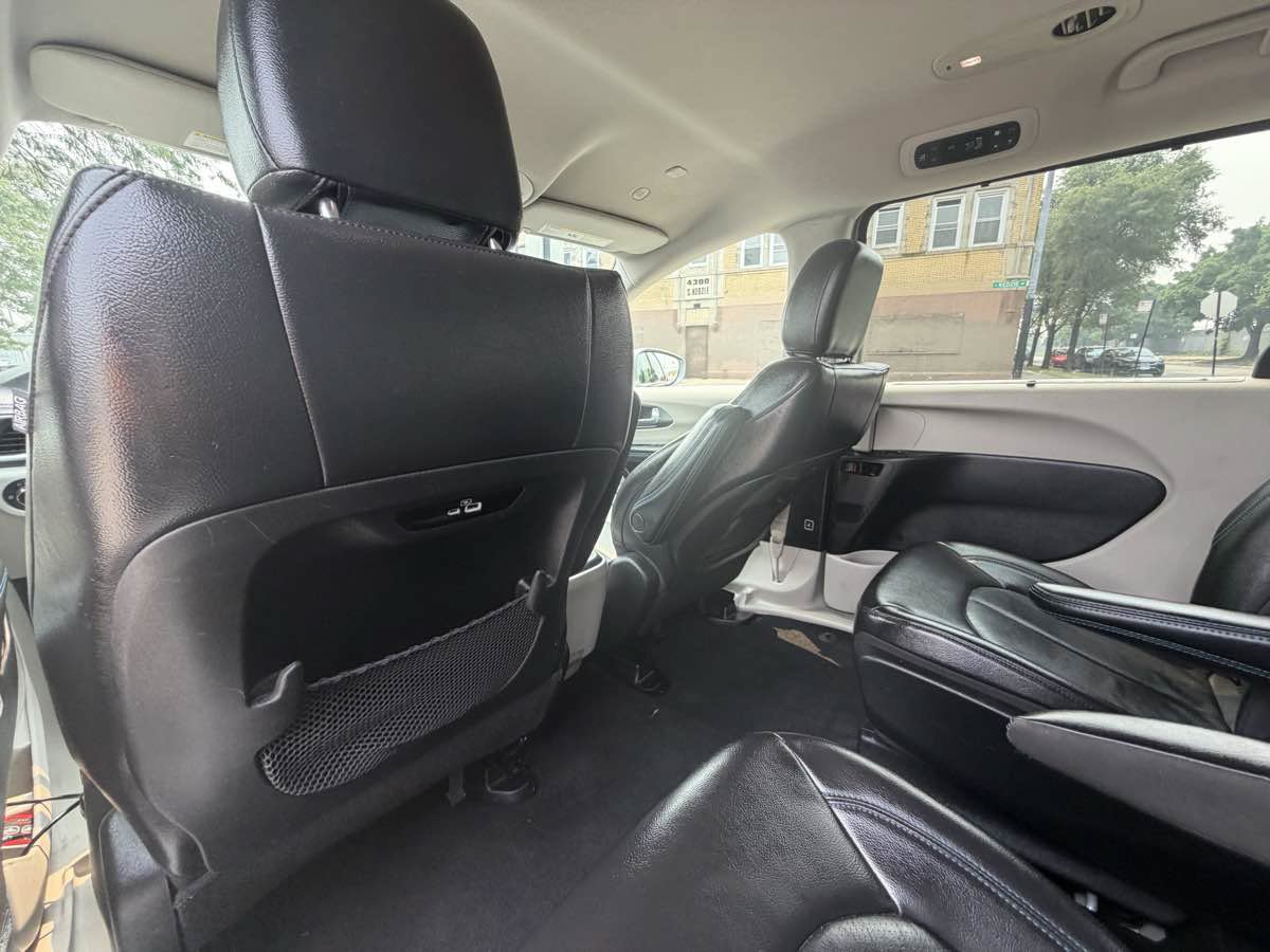 Used 2021 Chrysler Pacifica Touring-L FWD image 16