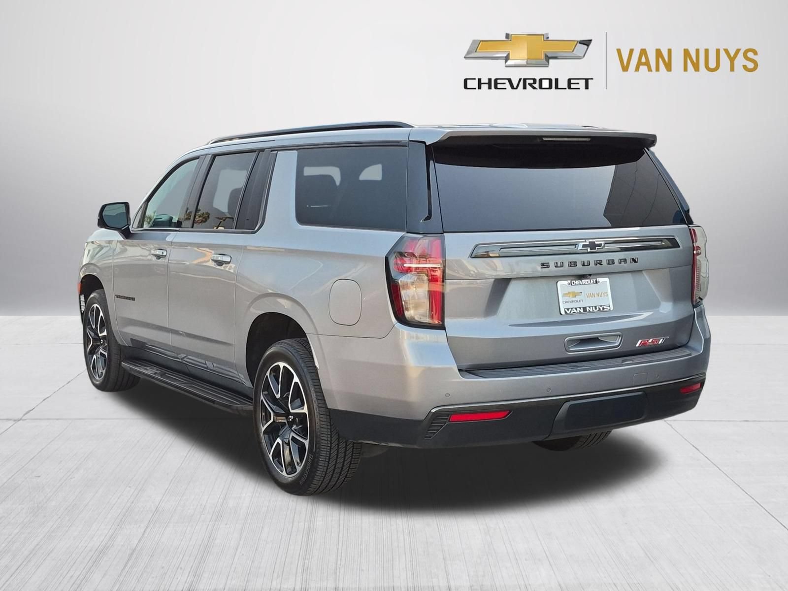 Used 2021 Chevrolet Suburban RST w/ Luxury Package RWD image 7