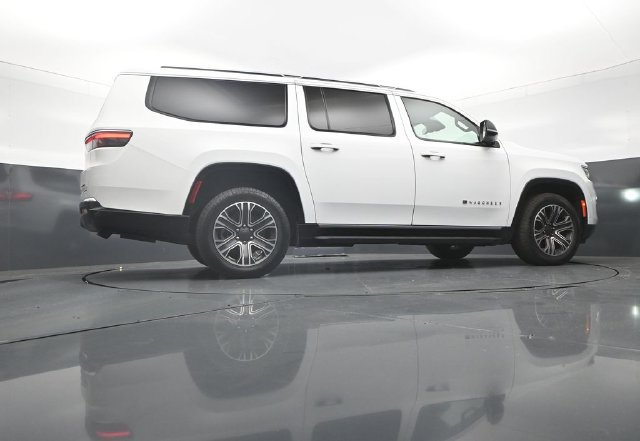 Used 2024 Jeep Wagoneer L Series II RWD image 40