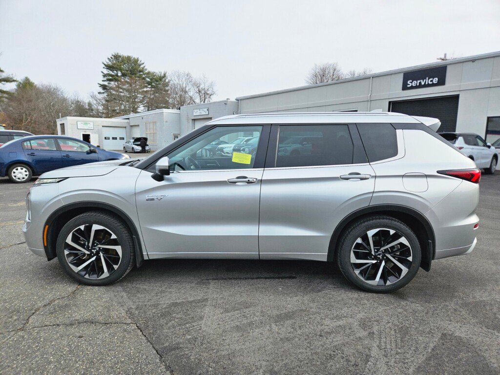 Used 2023 Mitsubishi Outlander SEL image 2