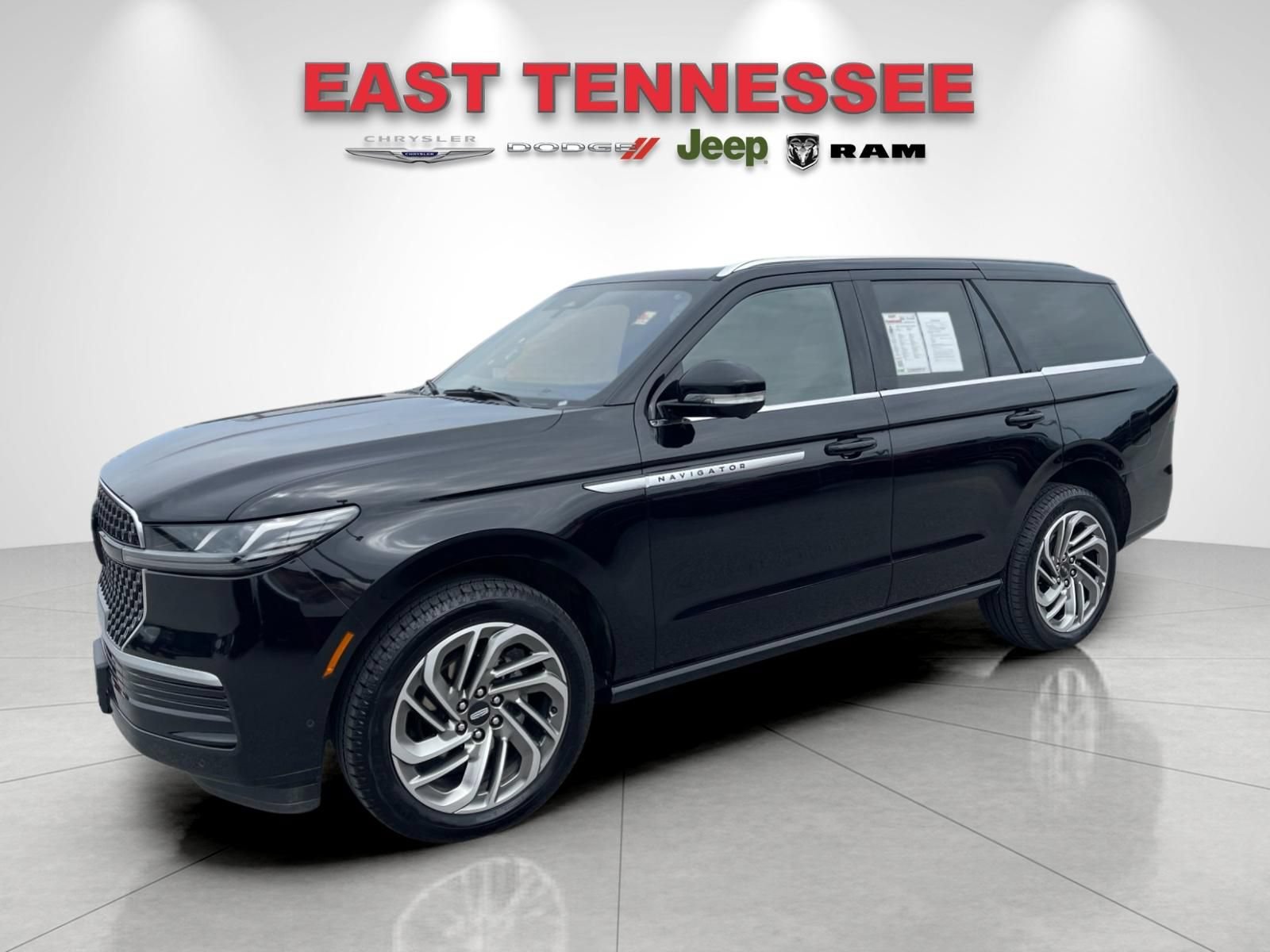 Used 2025 Lincoln Navigator Reserve AWD/4WD image 7