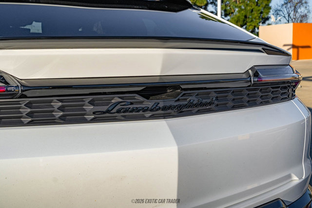 Used 2025 Lamborghini Urus SE AWD/4WD image 52
