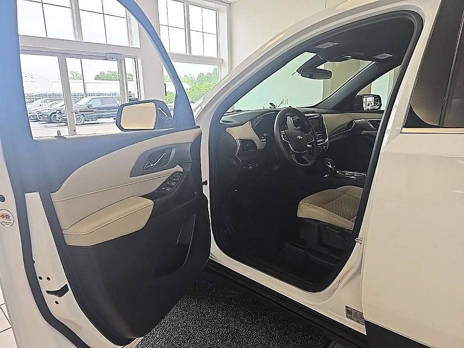 Used 2023 Chevrolet Traverse LS AWD/4WD image 11