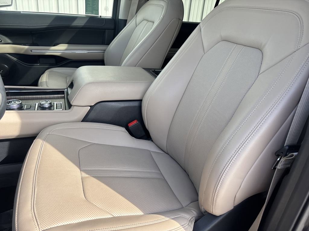 Used 2024 Ford Expedition Limited image 17